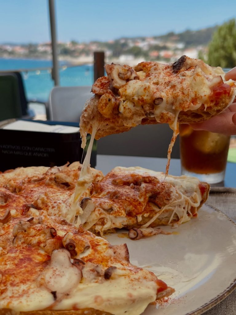 Crujiente sabrosa y con todo el sabor del mar🐙🧀🥖🍕🤍🌺✨ ¿Ya la probasteis 📍Hula Hula Bar 768x1024