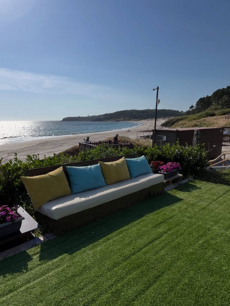 Porque toda cabana merece su rincon para desconectar… nuestra zona chill out🍸✨ 768x1019